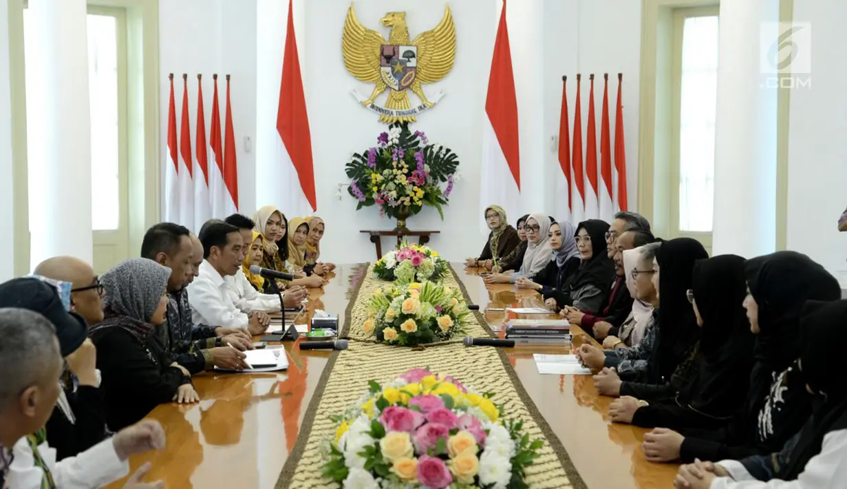 Suasana saat Presiden Jokowi menerima komunitas dan para pelaku usaha busana muslim di Istana Bogor, Jawa Barat, Kamis (26/4). (Liputan6.com/Pool/Biro Pers Setpres)
