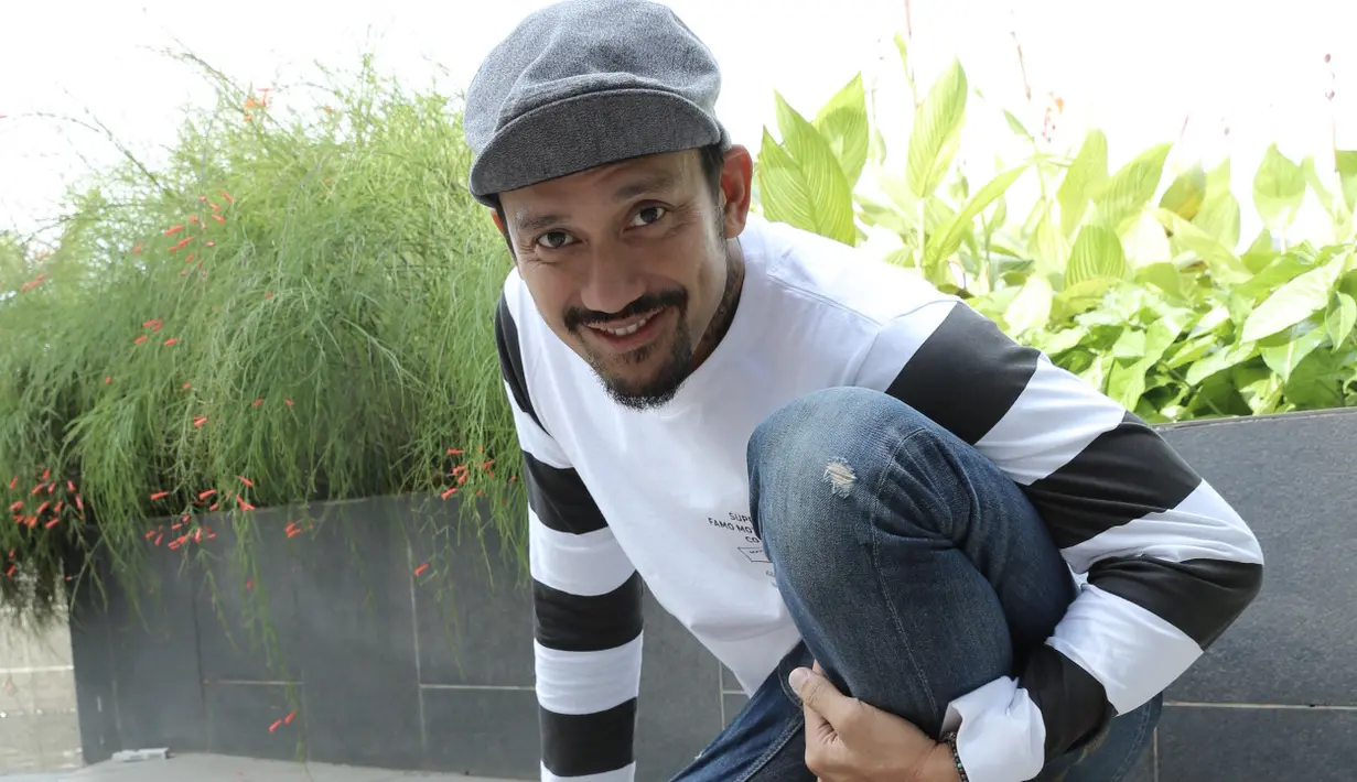 "Disuruh gendut. Padahal abis film 'Gila Lu Ndro' sengaja nurunin soalnya kalau gendut sesek nggak enak. Tapi ini perutnya dibiarin," tutur Tora di kantor Rapi Films, kawasan Cikini, Jakarta Pusat, Jumat (8/12/2017).  (Galih W Satria/ dok. Bintang.com)