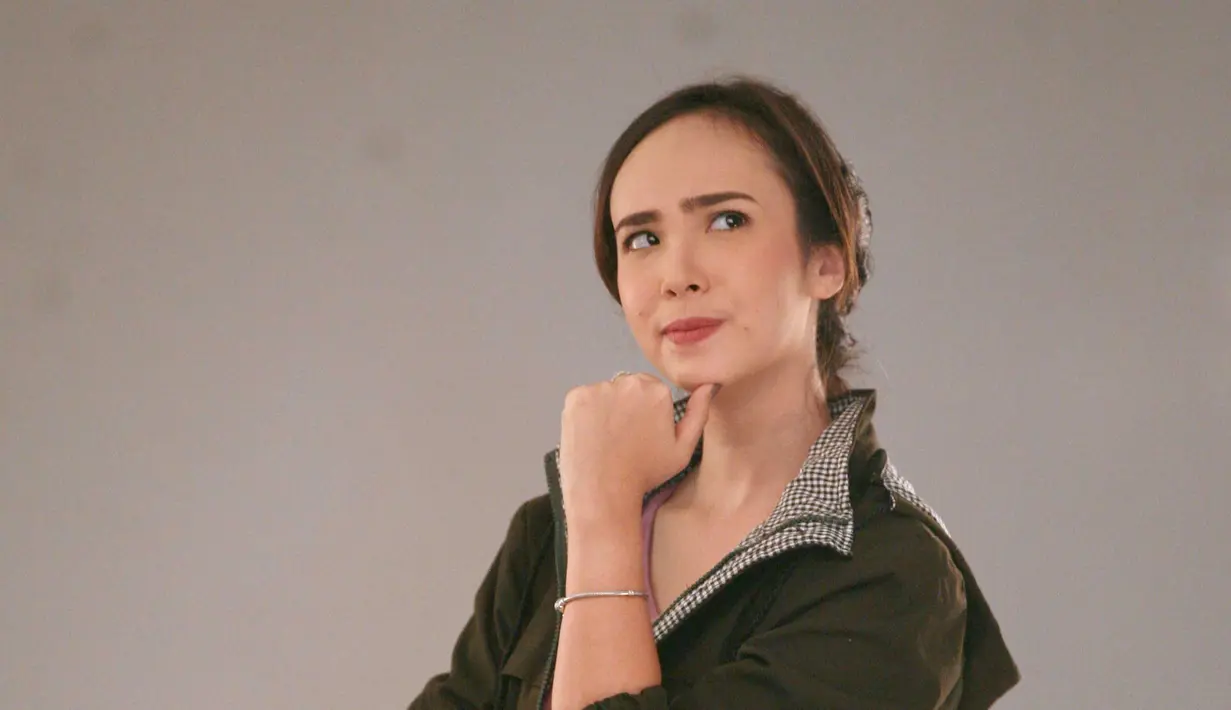 Pamela Bowie tidak pikir panjang ketika mendapat tawaran bermain dalam film bergenre komedi. Dalam film terbarunya, ia bermain bersama komedian Sule, Uus, Selvi Kitty, Ery Makmur dan masih banyak lagi. (Nurwahyunan/Bintang.com)