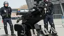 Sebuah robot penjinak bom dikerahkan oleh petugas polisi Prancis saat latihan serangan teroris di Stadion Pierre Mauroy, Prancis (21/4). Latihan untuk mengantisipasi serangan teroris pada pertandingan sepak bola Euro 2016. (AFP PHOTO/DENIS Charlet)