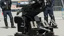 Sebuah robot penjinak bom dikerahkan oleh petugas polisi Prancis saat latihan serangan teroris di Stadion Pierre Mauroy, Prancis (21/4). Latihan untuk mengantisipasi serangan teroris pada pertandingan sepak bola Euro 2016. (AFP PHOTO/DENIS Charlet)