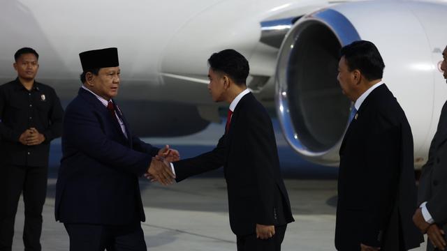Presiden RI Prabowo Subianto tiba di Bandara Halim Perdanakusuma, Jakarta, Minggu (24/11/2024), setelah menyelesaikan lawatan ke enam negara.