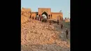 Sebelum melakukan aksi pemboman para militan menutup semua pintu masjid dan melarang para jamaah untuk melakukan salat. (24/7/14) (REUTERS/Stringer)
