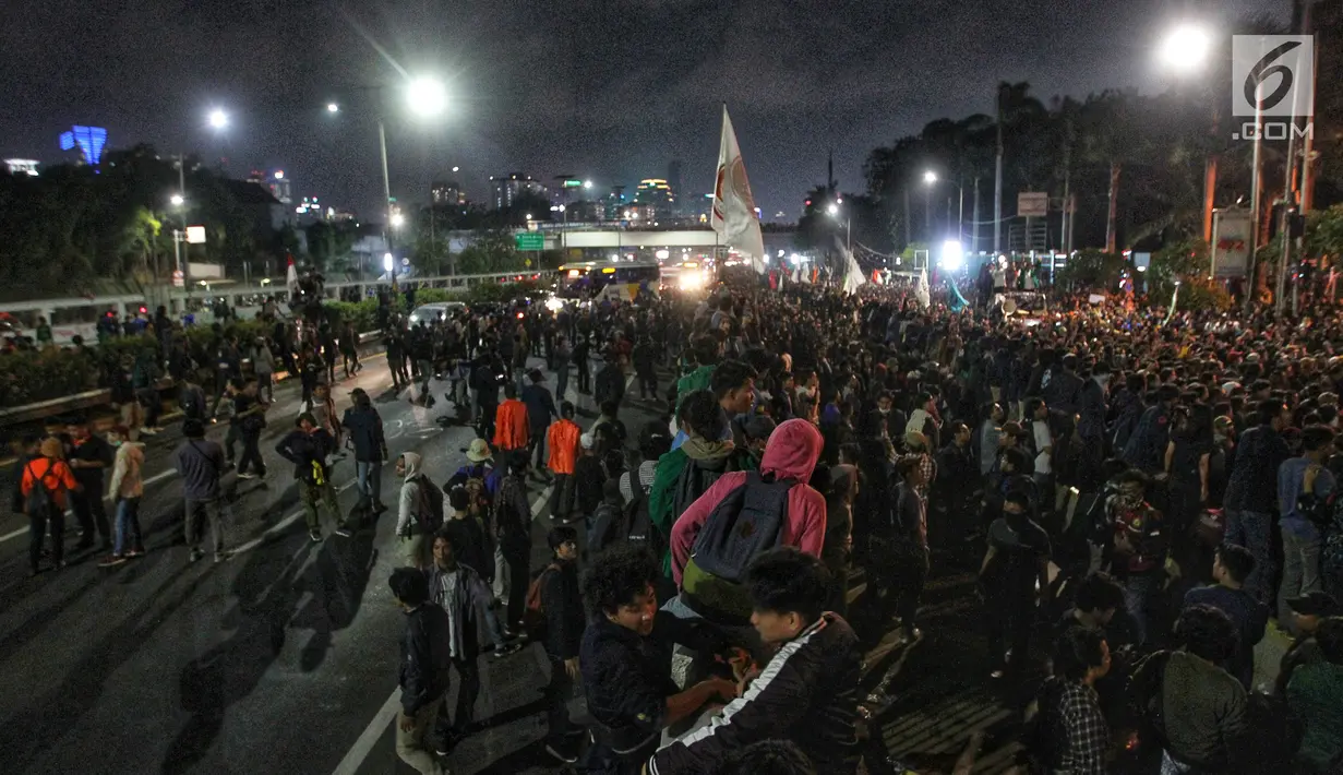 Mahasiswa dari berbagai kampus se Jabdetabek berunjuk rasa menutup jalan tol dalam kota di depan Gedung DPR/MPR, Jakarta, Senin (23/9/2019). Mereka menolak pengesahan RUU KUHP dan revisi UU KPK. (Liputan6.com/JohanTallo)