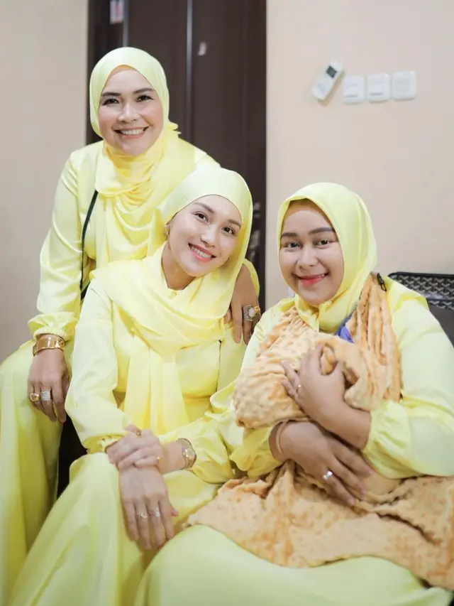 Ayu Ting Ting dan keluarga tampil dengan busana kuning dalam akikah Sumehra (Foto: Instagram @arka_photographyy via @ayutingting92)