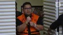 Tersangka tindak pidana korupsi terkait pemberian atau janji dan penerimaan hadiah terkait pengurusan dana hibah untuk Kelompok Masyarakat (Pokmas) dari APBD Pemprov Jatim tahun anggaran 2019-2022, Jodi Pradana Putra selaku pihak swasta dari Kabupaten Blitar sesaat sebelum mengikuti rilis penahanan di gedung Merah Putih Komisi Pemberantasan Korupsi (KPK), Jakarta, Kamis (2/10/2025). (Liputan6.com/Helmi Fithriansyah)