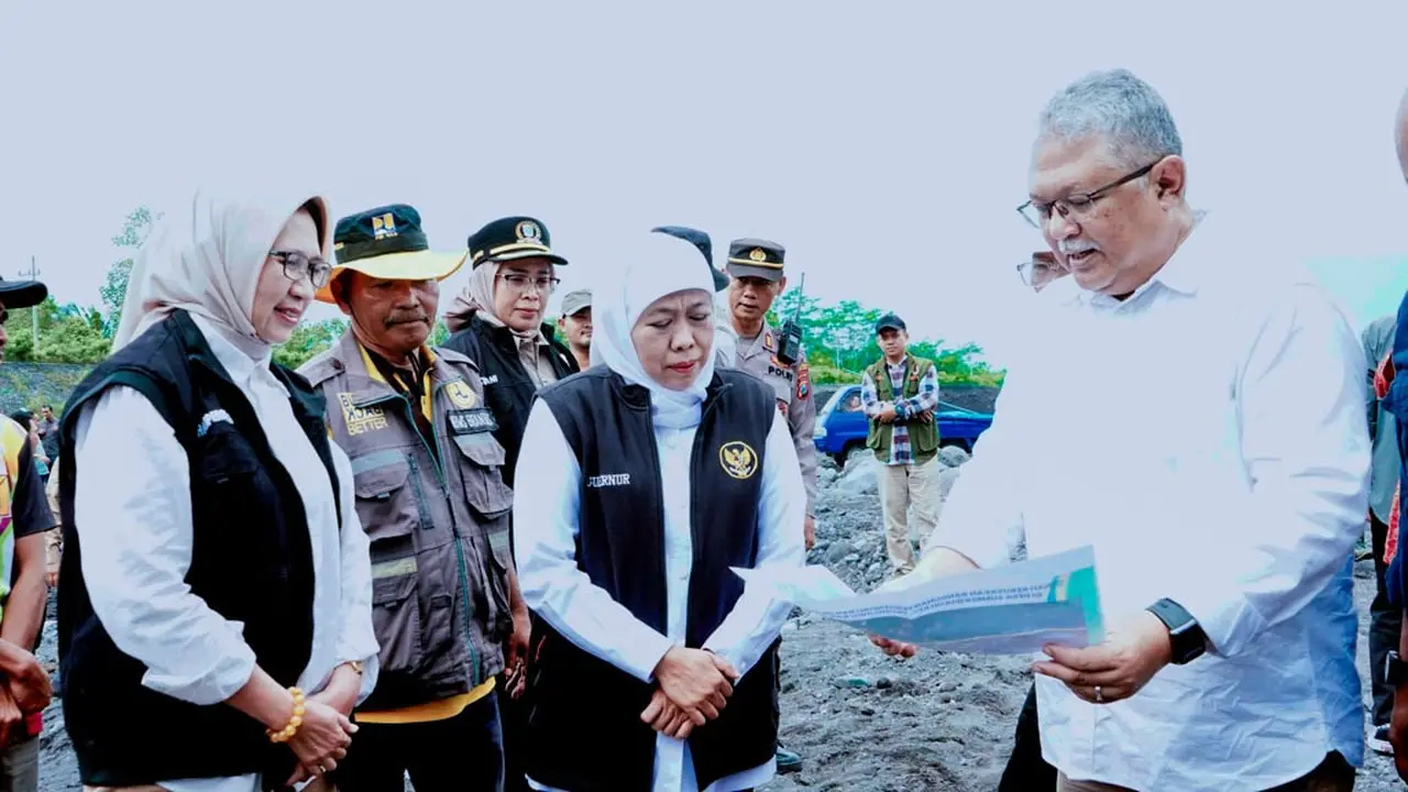 Gubernur Jawa Timur Khofifah Indar Parawansa (Tengah) meninjau langsung tanggul rusak di Lereng Gunung Semeru (Istimewa)