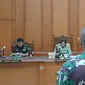 Prajurit TNI Kolonel Priyanto mendengarkan tuntutan di Pengadilan Militer Tinggi II Jakarta, pada Kamis (21/4/2022). (Merdeka/Bachtiarudin Alam)
