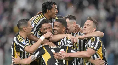 Pemain Juventus Gleison Bremer (tengah) merayakan dengan rekan satu timnya usai mencetak gol ke gawang Cremonese pada pertandingan sepak bola Serie A Liga Italia di Allianz Stadium, Turin, Italia, Minggu (14/5/2023). (Tano Pecoraro/LaPresse via AP)