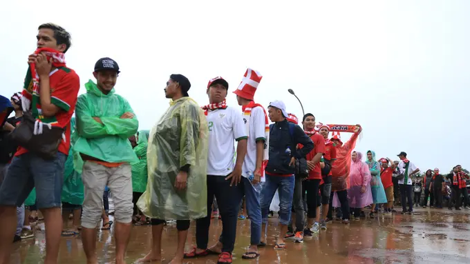 [Bintang] Tidak Punya Tiket, Suporter Lompati Pagar Stadion Pakansari