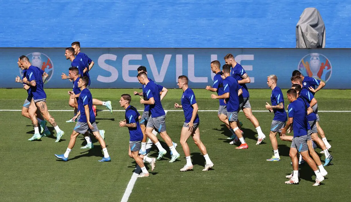 Pemain Slovakia berlari saat sesi latihan di Stadion La Cartuja, Seville, Spanyol, Selasa (22/6/2021). Slovakia akan menghadapi Spanyol pada pertandingan Grup E Euro 2020, Rabu 23 Juni 2021. (Jose Manuel Vidal/Pool via AP)