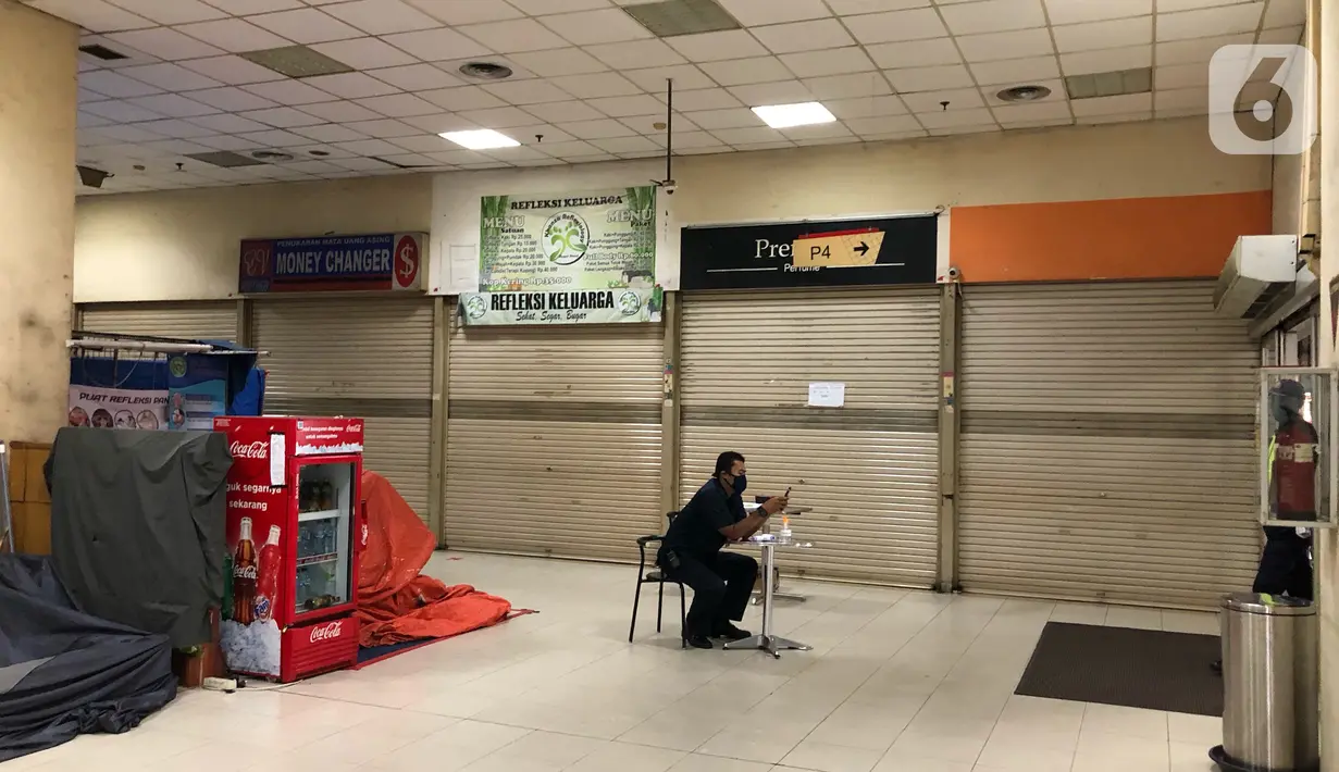 Petugas keamanan berjaga di salah satu pusat perbelanjaan di kawasan Depok, Jawa Barat, Kamis (4/6/2020). Pembukaan sejumlah mal di Depok akan dilakukan pada 16 Juni 2020, meski PSBB Depok berakhir pada hari ini. (Liputan6.com/Immanuel Antonius)