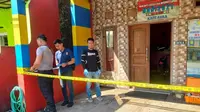 Polisi memasang garis polisi di lokasi penganiayaan pemandu lagu di Batang. (Merdeka.com/istimewa)