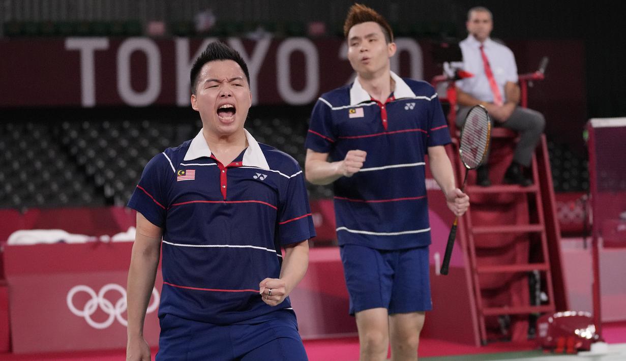 Mohammad Ahsan/Hendra Setiawan kembali fokus dan menyamakan kedudukan 16-16. Aaron Chia/Soh Wooi Yik kembali bangkit dan menjauh hingga 19-17. Dua kesalahan yang dibuat masing-masing oleh Ahsan dan Hendra menutup gim kedua untuk keunggulan Aaron Chia/Soh Wooi Yik 21-17. (Foto: AP/Dita Alangkara)