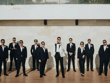 Selain para bridesmaid Salshabilla Adriani yang cantik menawan, sorot ketampanan dari jajaran groomsmen dari Ibrahim Risyad pun mencuri perhatian. Ada beberapa wajah artis di sana, antara lain Marco Ivanos, Omar Daniel dan Refal Hadi. (Liputan6.com/IG/@marcoivanos12)