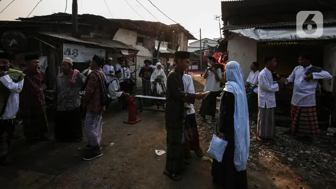 Warga Berlebaran Diantara Reruntuhan di Pancoran