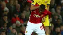 Gelandang Manchester United, Paul Pogba berebut bola dengan gelandang Rostov, Aleksandr Erokhin pada babak 16 Liga Europa di Stadion Old Trafford, Inggris (16/3). MU menang atas Rostov dengan skor 1-0 agregat (2-1). (AP Photo/Dave Thompson)