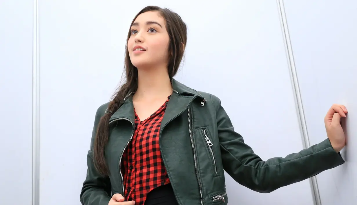  "Biasanya sih makan. Kita pergi makan sama teman-teman yang nggak take, nongkrong, gosip sama yang cewek-ceweknya. Nggak kerasa kok kalau sama teman-teman," ucap Ranty Maria.  (Adrian Putra/Bintang.com)