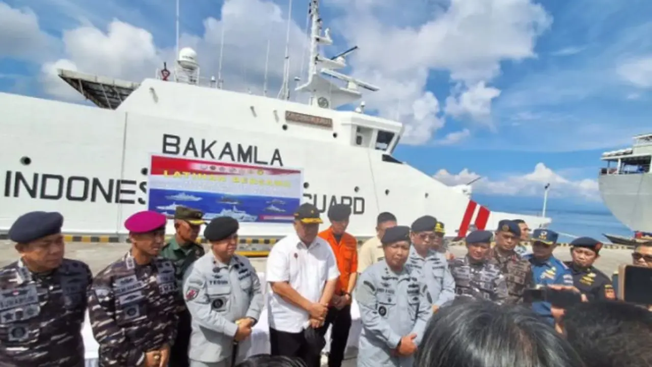 Bakamla menggelar simulasi pengamanan laut di Pelabuhan Samudera Bitung, Sulut, pada Kamis (8/5/2025).
