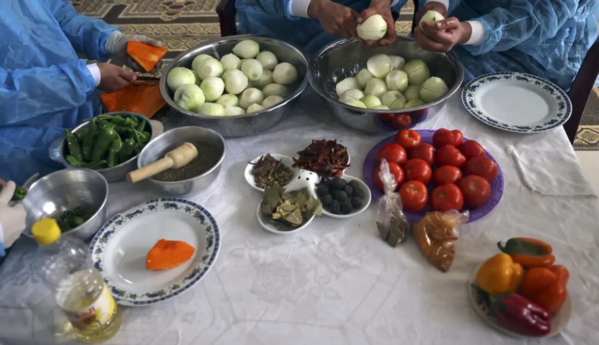 Para wanita membuat maftoul atau couscous di Khan Yunis, Jalur Gaza, Palestina, 10 Januari 2022. Agar beraroma sedap dan terasa hangat, maftoul biasa ditambahkan dengan buncis dan bawang. (SAID KHATIB/AFP)