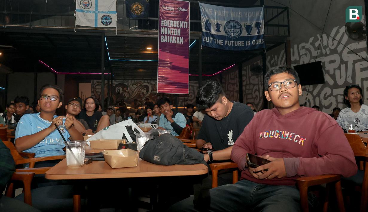 Wajah tegang beberapa anggota komunitas Manchester City Supporters Club Indonesia dalam acara Roaring Night Liga Inggris 2023/2024 antara Manchester City melawan Arsenal di Hype Cafe, Depok, Minggu (31/3/2024) malam. (Bola.com/Abdul Aziz)