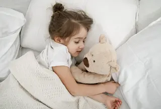 Peran pillow talk sebagai momen sederhana namun bermakna untuk membantu anak mengenali dan mengelola emosinya dengan lebih baik. (Foto: pvproductions/Freepik)