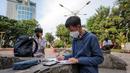 Seorang pelajar SMA Negeri 10 Surabaya sedang mengikuti ekstrakulikuler menggambar di Taman Bungkul yang terletak di Jalan Raya Darmo, Wonokromo, Surabaya, Selasa (14/11/2023). (Bola.com/Bagaskara Lazuardi)
