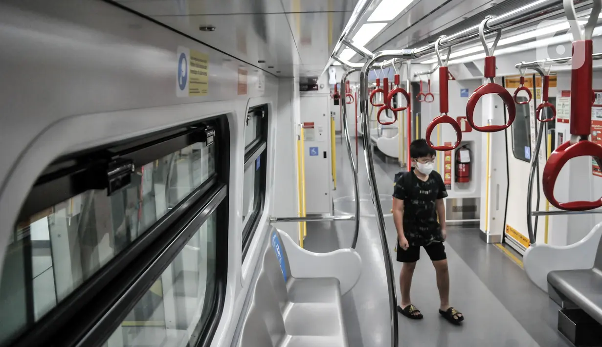 Seorang anak menaiki gerbong kereta Light Rail Transit (LRT) Jakarta di Stasiun Pegangsaan Dua, Jakarta Utara, Selasa (24/1/2023). LRT Jakarta melakukan kampanye #NyamankanJakarta. (merdeka.com/Iqbal S. Nugroho)