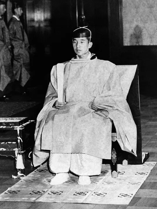 Putra Mahkota Jepang Akihito berpose mengenakan pakaian tradisional selama upacara hari pernikahannya dengan Michiko Shoda di Istana Kerajaan di Tokyo, pada 10 April 1959. (AFP Photo/Intercontinentale)