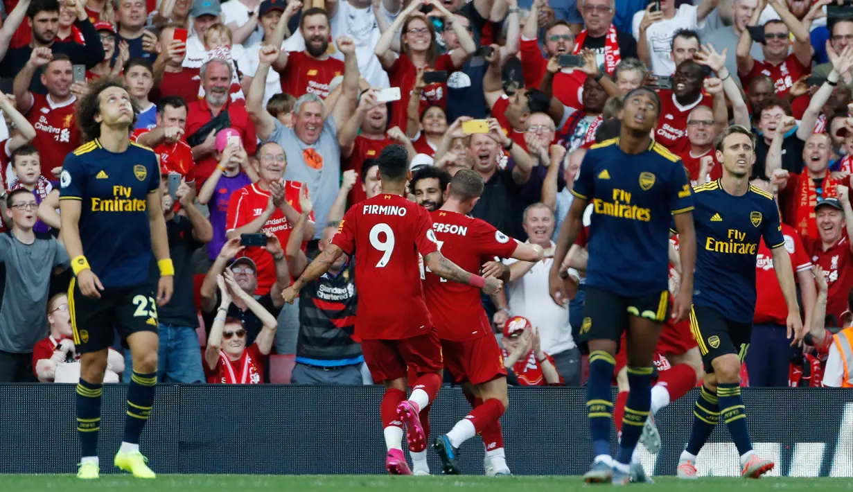 Pemain Liverpool Mohamed Salah (tengah) merayakan bersama rekan-rekan setimnya setelah mencetak gol ke gawang Arsenal saat bertanding dalam Liga Inggris di Stadion Anfield, Liverpool, Inggris, Sabtu (24/8/2019). Liverpool menang 3-1 dan kukuh di puncak klasemen sementara. (AP Photo/ Rui Vieira)