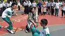 Deputi Menteri PPPA Bidang Tumbuh Kembang Anak, Lenny N. Rosalin bermain dengan para siswa selama peringatan Hari Belajar di Luar Kelas atau Outdoor Classroom Day (OCDay) di SMAN II Serpong, Tangerang Selatan, Kamis (1/11).  (Liputan6.com/Iwan)