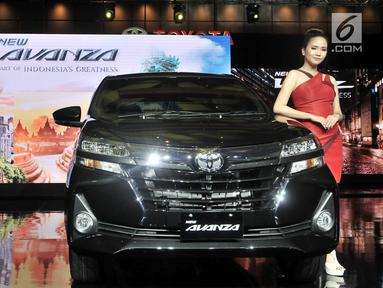 Model berpose di samping New Toyota Avanza saat peluncuran di Jakarta, Selasa (15/1). New Toyota Avanza dan Veloz merupakan model facelift dengan perubahan mencolok di bagian depan supaya tampil lebih stylish dan modern. (Merdeka.com/ Iqbal S Nugroho)