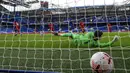 Pemain Liverpool Sadio Mane mencetak gol ke gawang Chelsea pada pertandingan Liga Premier Inggris di Stadion Stamford Bridge, Minggu (20/9/2020). Liverpool menang 2-0 lewat gol Sadio Mane. (AP Photo/Matt Dunham, Pool)