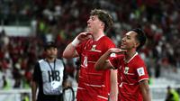 Pemain Timnas Indonesia, Beckham Putra (kanan) dan Ole Romeny melakukan selebrasi setelah mencetak gol ke gawang St Kitts and Nevis dalam laga semifinal FIFA Series 2026 di Stadion Utama Gelora Bung Karno (SUGBK), Senayan, Jakarta, Jumat (27/03/2026). (Bola.com/Abdul Aziz)