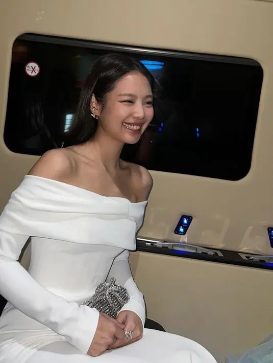 Jennie melengkapi penampilannya dengan perhiasan dari Chanel. Dari anting-anting berbentuk pita seharga Rp400 jutaan, dan cincin model yang sama seharga Rp169 jutaan. [@jennierubyjane]
