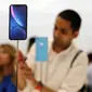 Seorang pengunjung melihat produk baru iPhone saat peluncuran produk baru Apple di Apple Headquarters, Cupertino, California (12/9). Apple merilis tiga iPhone terbaru, yaitu iPhone XS, iPhone XS Max dan iPhone XR. (AP Photo/Marcio Jose Sanchez)