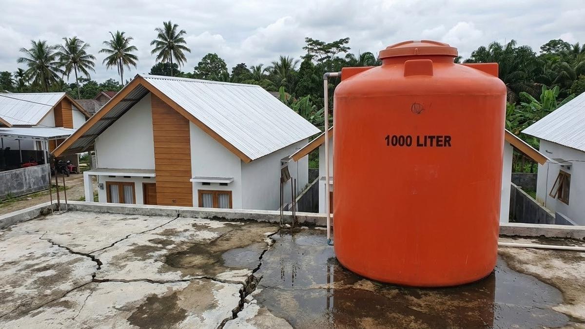 Toren Air di Atap Rumah Aman atau Berisiko? Simak Aturan Pasang dan Solusinya