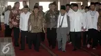 Wapres Jusuf Kalla dan sejumlah tokoh tiba menghadiri acara Kesyukuran 90 Tahun Gontor di Masjid Istiqlal, Jakarta, (28/5). Pondok pesantren yang berlokasi di Jawa Timur ini memasuki usianya yang ke-90 tahun pada 2016 ini. (Liputan6.com/Helmi Affandi)