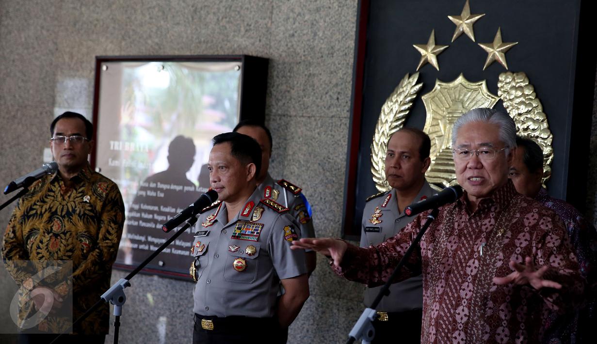 Mendag, Enggartiasto Lukita (kanan) memberi keterangan usai melakukan rapat kordinasi di Mabes Polri, Jakarta, Selasa (29/11). Rapat tersebut menyambut Akhir Tahun 2016 kedepan agar semua berjalan aman baik. (Liputan6.com/Johan Tallo)