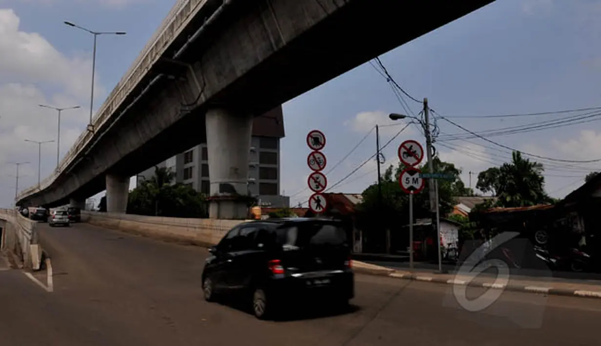 Kendaraan melintas di Jalan Mayjen TNI Prof. Dr. Moestopo melewati Jalan Layang Non Tol (JLNT), Jakarta, Rabu (4/2/2015). Pemprov DKI berencana menerapkan sistem berbayar untuk mobil saat melalui JLNT tersebut.(Liputan6.com/Johan Tallo)