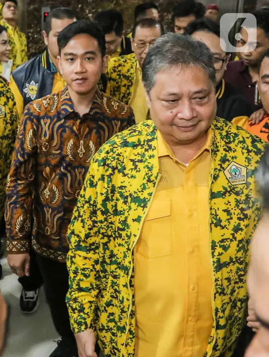 Gibran yang tiba di Kantor DPP Partai Golkar Jakarta Barat tampak mengenakan kemeja batik. (Liputan6.com/Angga Yuniar)