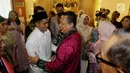 Ketua DPR RI Bambang Soesatyo bersalaman saat halalbihalal di kediamannya di Jakarta, Jumat (15/6). Kegiatan rutin dalam rangka merayakan hari raya Idul Fitri 1439 H ini dihadiri oleh pejabat, legislator serta masyarakat umum. (Liputan6.com/Johan Tallo)