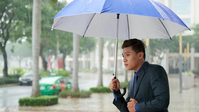 Seseorang di tengah hujan.