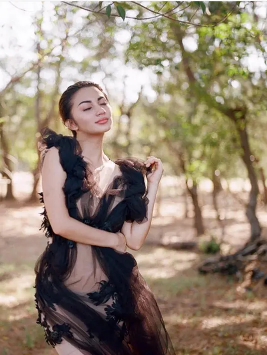 "Setelah lama mempertimbangkan, saya memutuskan untuk istirahat dari televisi dan berbagai bentuk media sosial. Sampai jumpa lagi," tulis Ariel dalam bahasa Inggris, Minggu (18/6/2017). (Instagram/arieltatum)