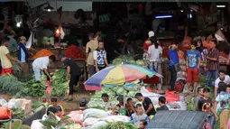 Kesibukan di Pasar Induk Kramat Jati, Jakarta, Selasa, (9/6/2015). Mentan Andi Amran Sulaiman bekerjasama dengan Kemendag dan Bulog untuk menggelar pasar murah sebagai upaya antisipasi kenaikan harga jelang Ramadan. (Liputan6.com/Helmi Afandi)