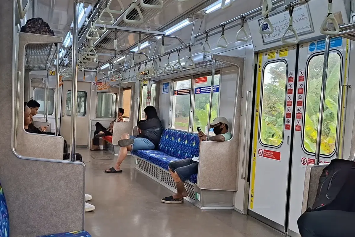 Suasana lengang  terlihat di dalam rangkaian KRL Commuter Line tujuan Stasiun Jakarta Kota saat hari pertama Lebaran 2026. (Foto: Liputan6.com/Arief R)