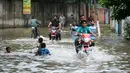 Belasan Tewas Akibat Hujan Lebat di Punjab: Warga mengendarai motor di jalanan yang terendam banjir setelah hujan lebat di Lahore, Punjab, Pakistan, 20 Agustus 2020. Sebanyak 18 orang tewas dan banyak lainnya terluka akibat hujan lebat di Punjab. (Xinhua/Sajjad)