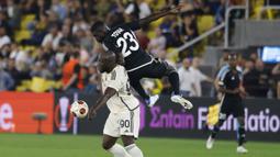 Pemain AS Roma, Romelu Lukaku (kiri) berebut bola dengan pemain Sheriff Tiraspol, Cristian Tovar pada laga Grup G Liga Europa 2023/2024 di Bolshaya Sportivnaya Arena, Tiraspol, Moldova, 21 September 2023. (AFP/Stringer)