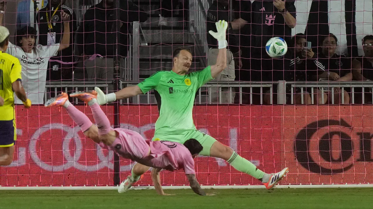 Aksi diving header Lionel Messi di laga Inter Miami vs Nashville di laga pertama ronde pertama babak playoff MLS Eastern Conference di Chase Stadium, Sabtu (25/10/2025). (AP Photo/Marta Lavandier)