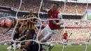 Proses gol yang dicetak pemain belakang Arsenal, Laurent Koscielny (kanan) saat berlaga melawan Hull City di final Piala FA di Stadion Wembley, London, (18/5/2014). (AFP PHOTO/Adrian Dennis)